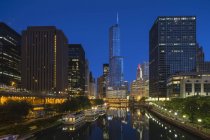 USA, Illinois, Chicago, grattacieli, Trump Tower al fiume Chicago la sera — Foto stock