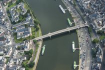 Germania, Renania-Palatinato, veduta aerea di Bernkastel-Kues con il fiume Mosella — Foto stock