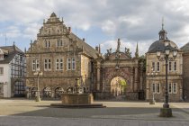 Germania, Bassa Sassonia, veduta del portale d'ingresso del Castello di Bueckeburg con mercato di fronte — Foto stock