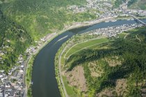 Germania, Renania-Palatinato, veduta aerea di Cochem con il fiume Mosella — Foto stock