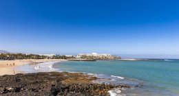 Spagna, Isole Canarie, Lanzarote, spiaggia di Costa Teguise durante il giorno — Foto stock