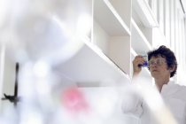 Química femenina trabajando en laboratorio - foto de stock