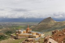 Turchia, Anatolia orientale, provincia di Agri, Dogubeyazit, Palazzo Ishak Pasha sulle colline — Foto stock