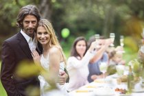 Felice celebrazione, Sposo e sposo su una festa in giardino — Foto stock