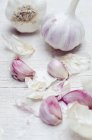 Bulbos y clavos de ajo frescos - foto de stock