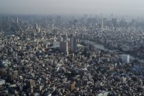 Japón, Tokio, vista hacia Asakusa y el río Sumida - foto de stock