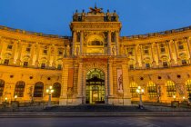 Áustria, Viena, iluminado Palácio de Hofburg no crepúsculo — Fotografia de Stock