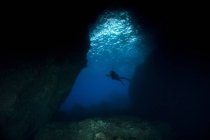 Portugal, Azoren, Santa Maria, Atlantik, Höhle und Taucher unter Wasser — Stockfoto