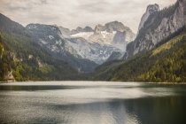 Autriche, Gosau, lac et montagnes rochers — Photo de stock