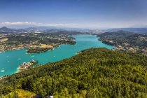 Austria, Carintia, Woerthersee y vista del río durante el día - foto de stock