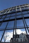 Alemania, Baviera, Múnich, Cristal frente a la casa durante el día - foto de stock