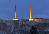 Turquía, Anatolia, Sanliurfa, Urfa Kalesi, antiguas columnas en la ciudadela de Urfa - foto de stock