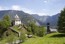 Austria, Upper Austria, Salzkammergut, Hallstatt, Lake Hallstaetter See, Mountain restaurant Rudolfsturm, Rudolfs tower over green grass — Stock Photo