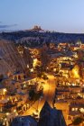 Turquie, Anatolie orientale, Cappadoce, Goereme, Cheminées de fées au parc national de Goereme en soirée, Uchisar en arrière-plan — Photo de stock