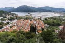 Croácia, Peljesac, Ston, cidade velha histórica e mina de sal durante o dia — Fotografia de Stock