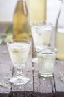 Bicchieri di limonata di sambuco fatta in casa su tavolo di legno — Foto stock