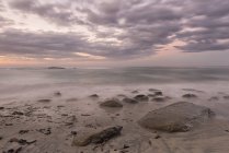 Новая Зеландия, Южный остров, Тасман, Сумерки на пляже мыса Кахуранги — стоковое фото