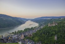 Allemagne, Palatinat de Rhénanie, Bacharach, Château de Stahleck, Haute vallée du Rhin moyen le soir — Photo de stock