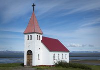 Islanda, Nord dell'Islanda, Chiesa sul campo contro l'acqua — Foto stock