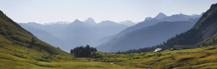 Vista dall'Alpe Obere sul monte Kanisfluh, valle di Bregenzerach vicino Au, Foresta di Bregenz, regione di Bregenzerwald, Vorarlberg, Austria — Foto stock
