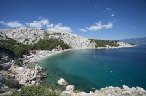 Vista de Bunculuka Beach na ilha de Krk durante o dia, Croácia — Fotografia de Stock