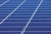 Blick auf Sonnenkollektoren im Photovoltaikpark tagsüber, Westernheim, Bayern, Deutschland — Stockfoto