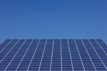 Vista de paneles solares en el parque fotovoltaico durante el día, Westerheim, Baviera, Alemania - foto de stock
