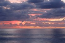 Mar e céu nublado ao pôr do sol — Fotografia de Stock