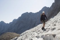 Alemanha, Baviera, Man climbing mountain — Fotografia de Stock