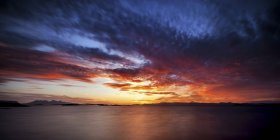 Regno Unito, Scozia, Veduta della spiaggia al tramonto sull'acqua — Foto stock