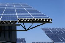 Veduta dei pannelli solari nel parco fotovoltaico di giorno, Westerheim, Baviera, Germania — Foto stock