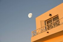 Перегляд Висхідна місяць над балкон — стокове фото