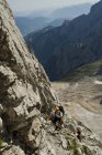 Germania, Baviera, Alpinisti che scalano ripide pareti — Foto stock
