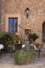 España, Mallorca, Tramuntana montañas, pueblo de Banyalbufar, restaurante en la calle durante el día - foto de stock