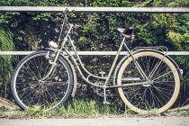 Austria, Bicicleta vieja en las barandillas - foto de stock