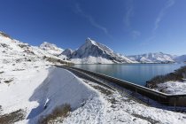 Austria, Vorarlberg, Veduta di Spullersee durante il giorno — Foto stock