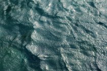 Primer plano del mar y las olas durante el día - foto de stock