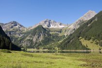 Lago Vilsalpsee en las montañas - foto de stock