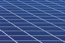 Vista de paneles solares en el parque fotovoltaico durante el día, Westerheim, Baviera, Alemania - foto de stock