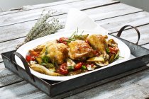 Piatto di pollo alla griglia sul tavolo di legno — Foto stock