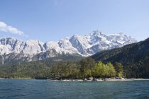 Germany, Bavaria, View of Lake Eibsee with Zugspitze and Wetterstein mountains in background — Stock Photo