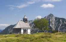 Австрія, перегляд Postalm каплиця, Rinnkogel гори у фоновому режимі — стокове фото