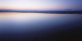 Irlande, Vue de la surface de l'eau au lever du soleil — Photo de stock