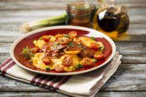 Ravioli con salsa de tomate en el plato - foto de stock