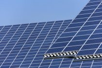 Vue des panneaux solaires au parc photovoltaïque de jour, Westerheim, Bavière, Allemagne — Photo de stock