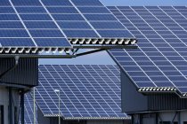 Vista de paneles solares en el parque fotovoltaico durante el día, Westerheim, Baviera, Alemania - foto de stock