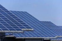 Vista de paneles solares en el parque fotovoltaico durante el día, Westerheim, Baviera, Alemania - foto de stock