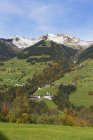 Austria, Vorarlberg, Vista del pueblo de Sankt Gerold, Montaña Walserkamm en el Gran Valle de Walser - foto de stock