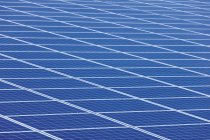 Vista de paneles solares en el parque fotovoltaico durante el día, Westerheim, Baviera, Alemania - foto de stock