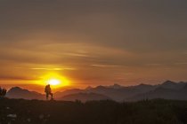 Escursioni uomo attraverso le montagne Niedere Tauern all'alba Paese di Salisburgo, Austria — Foto stock